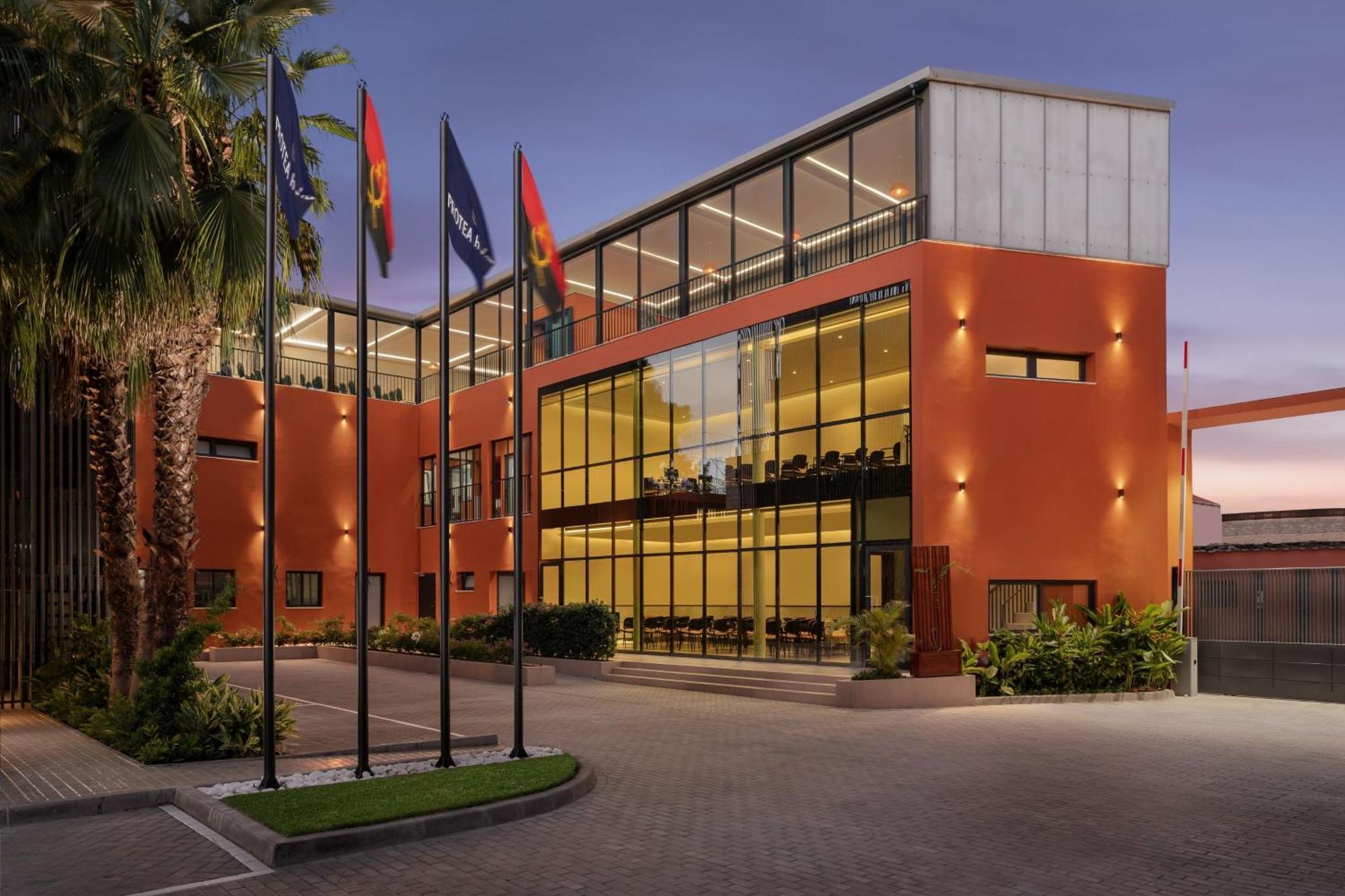 Protea Hotel By Marriott Luanda Bagian luar foto
