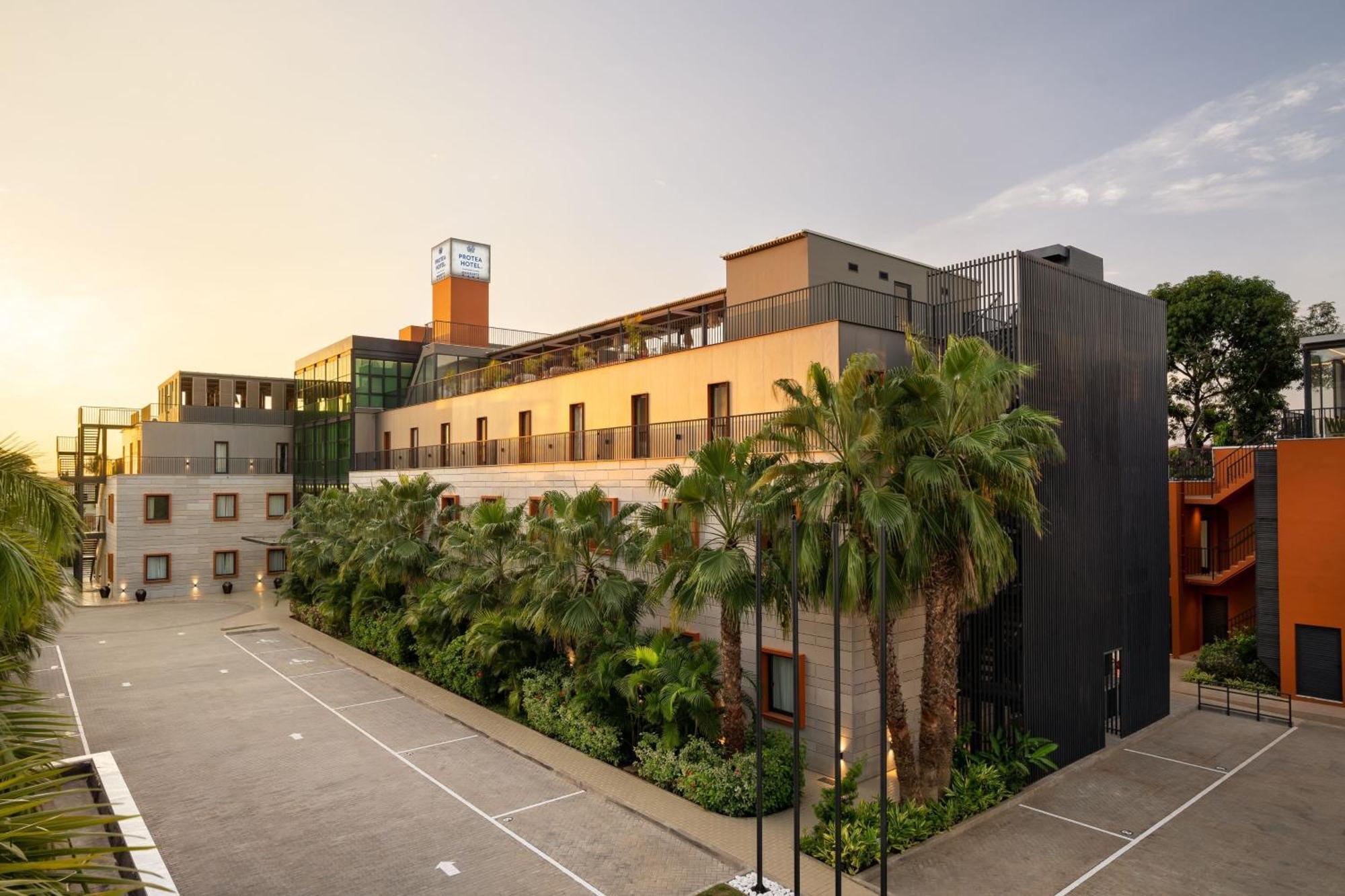 Protea Hotel By Marriott Luanda Bagian luar foto