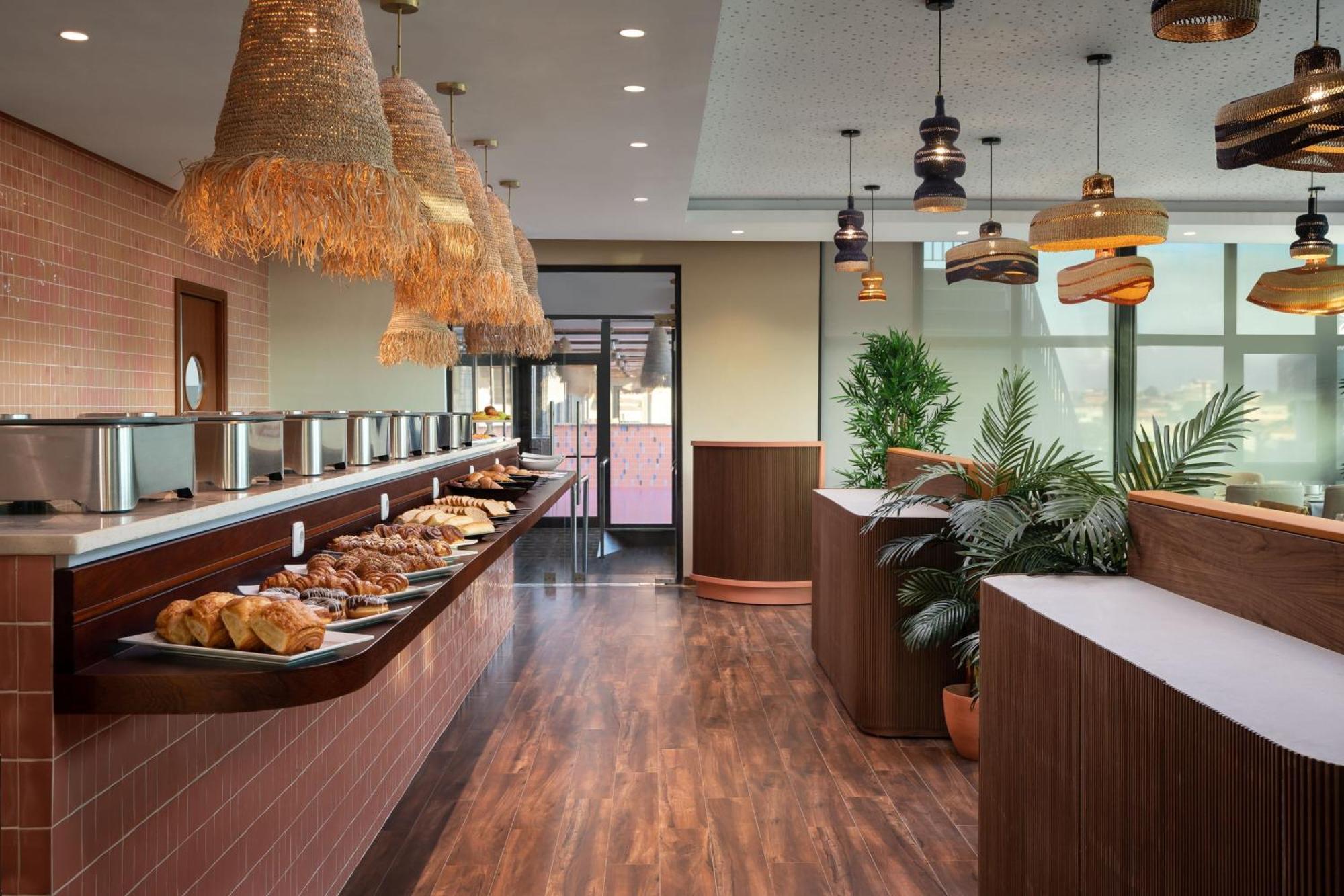 Protea Hotel By Marriott Luanda Bagian luar foto